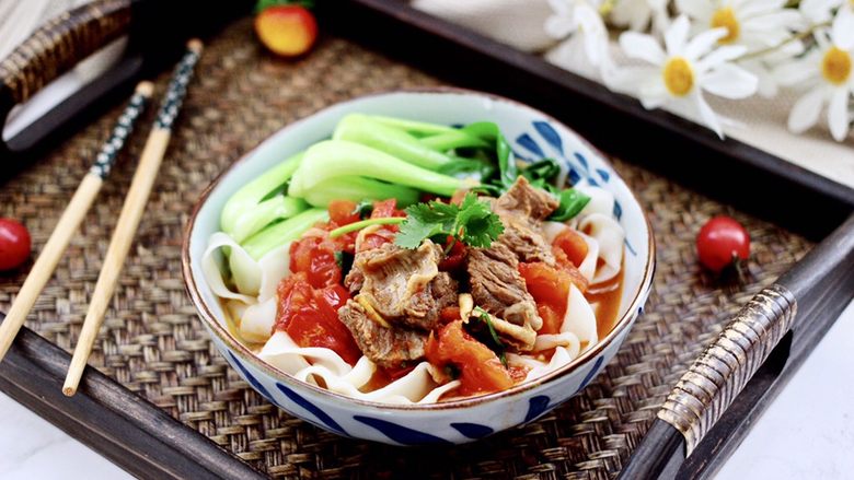 冬至美食番茄青菜牛肉面