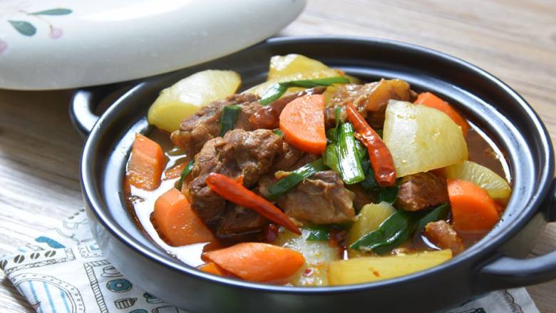 红烧牛腩炖萝卜—入冬了来上这一锅马上让你整个人都暖起来