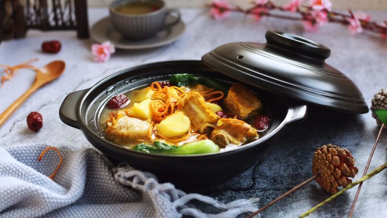 菌类料理虫草花山药排骨汤