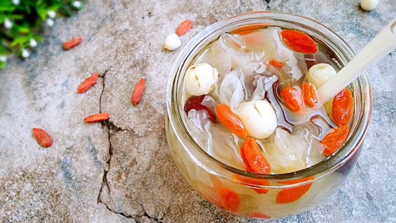 美容养颜银耳莲子汤