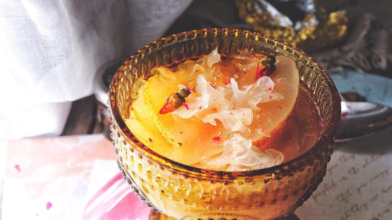 清热养颜的皂角米银耳雪梨汤