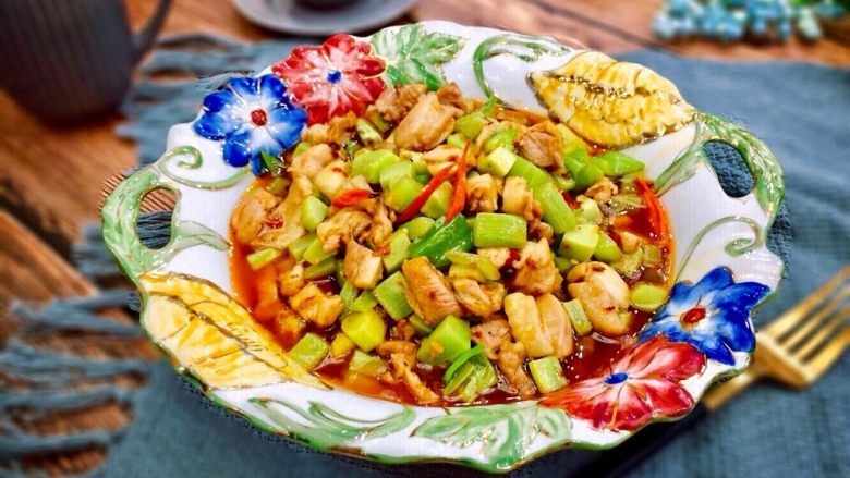 泡椒莴笋炒嫩鸡丁