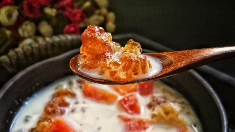 桃胶木瓜炖奶冬喝暖饮夏吃冰