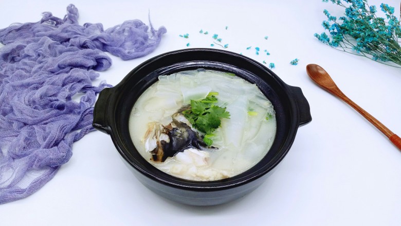 一碗汤秋季补钙佳品鱼头粉皮汤