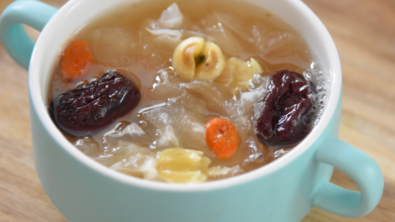 银耳莲子汤烹饪手法滋阴润肺功效可比燕窝