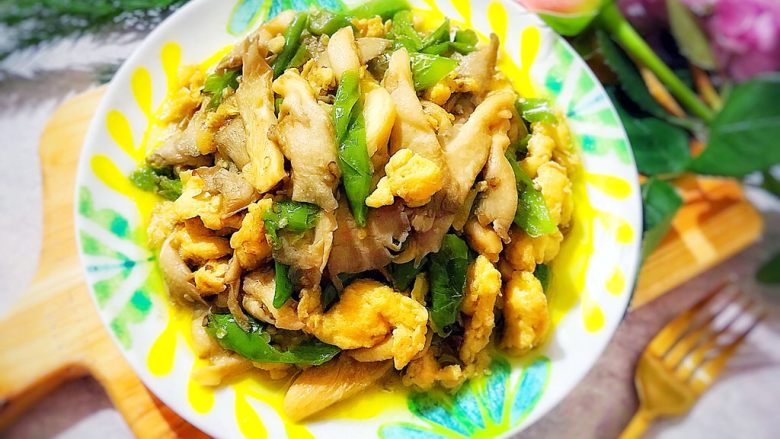 萍水相逢平菇辣椒炒鸡蛋