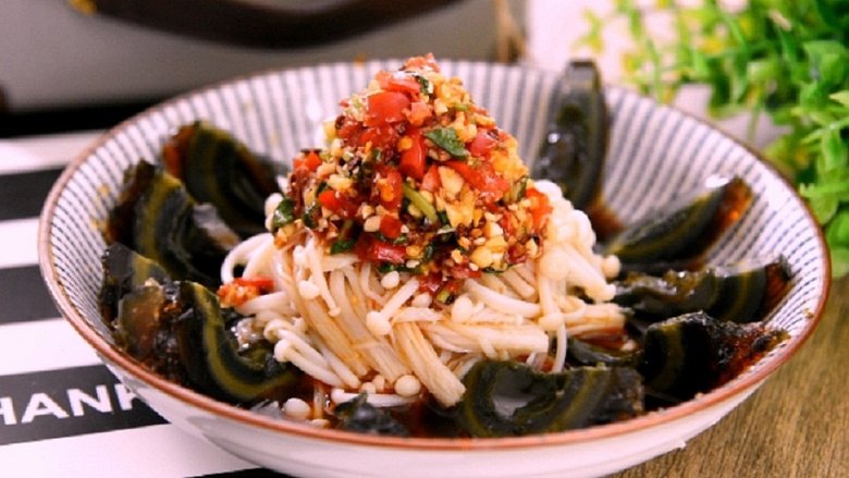 金针菇搭配上皮蛋真的一绝不信可以试试看哦