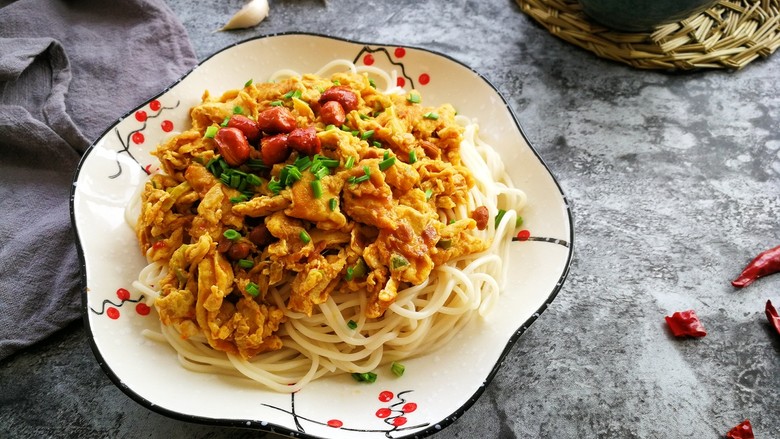 一碗面条鸡蛋面黄豆酱版