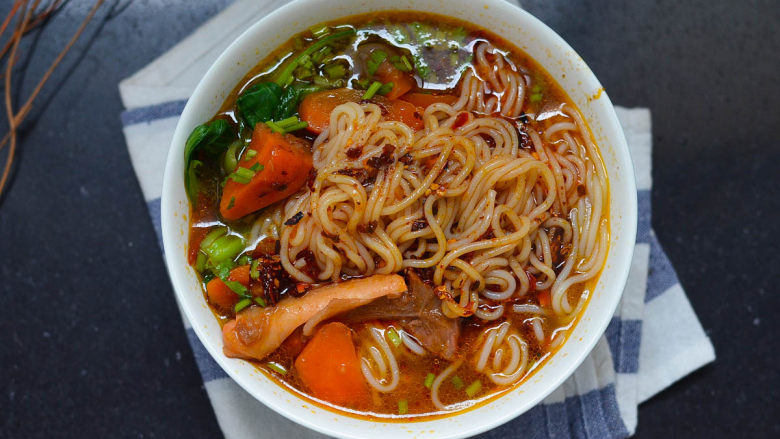 沙茶酱炖牛肉牛肉米粉两吃才更美