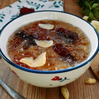 桃胶银耳雪燕羹