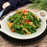 绿色美食虾皮鸡蛋炒韭菜