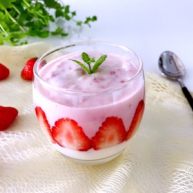 草莓酸奶杯吃出生活好营养