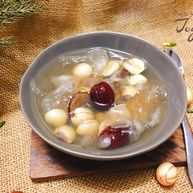 莲子红枣银耳糖水