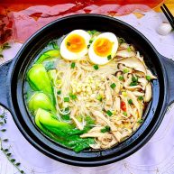 来一碗冬日暖食香菇小棠菜鸡汤面
