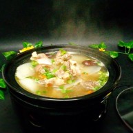 感恩节食谱黑山羊腿肉煲萝卜汤