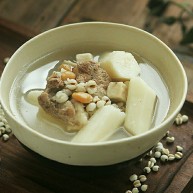 健脾祛湿的淮山薏米猪骨汤