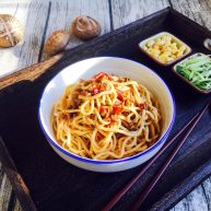 一碗面条肉末香菇酱拌面