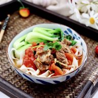 冬至美食番茄青菜牛肉面