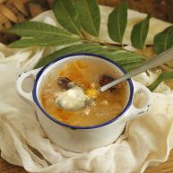 桃胶雪燕皂角米银耳羹