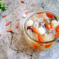 美容养颜银耳莲子汤