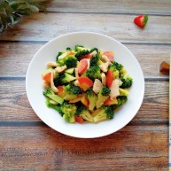 西兰花红萝卜烩鸡肉