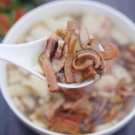 超鲜美的鱿鱼炖五花肉汤