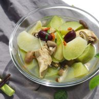 绿色美食萝卜鸡汤