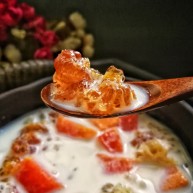 桃胶木瓜炖奶冬喝暖饮夏吃冰