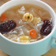 银耳莲子汤烹饪手法滋阴润肺功效可比燕窝