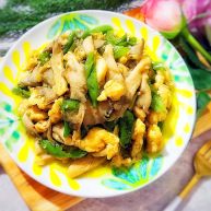 萍水相逢平菇辣椒炒鸡蛋