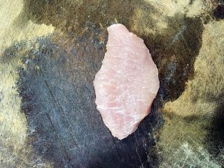 3、美味的日式炸猪排,取出一块