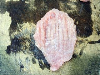 4、美味的日式炸猪排,刀背敲断经络，先竖着敲