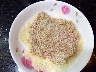 13、美味的日式炸猪排,之后再裹上一层面包糠