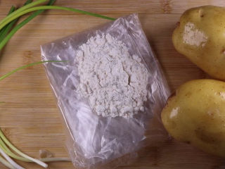 1、土豆饼的家常做法，吃起来特别过瘾,首先将如图所示的食材准备号，洗净后备用。