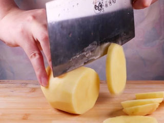 3、土豆饼的家常做法，吃起来特别过瘾,将去皮的土豆洗净后切成片备用。