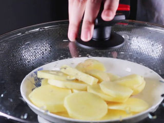 5、土豆饼的家常做法，吃起来特别过瘾,盖上盖子蒸个10分钟左右即可（用筷子可以戳穿土豆片即可）