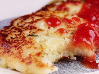 14、土豆饼的家常做法，吃起来特别过瘾,煎好的土豆饼出锅装盘，淋上一些番茄酱，就可以开吃啦（喜欢吃咸的宝宝也可以加辣椒面哦）一口咬下去，嫩滑、软糯，搭配番茄酱酸甜的口感，吃一盘都不