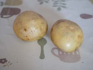 1、奶酪焗土豆泥,准备土豆两个,最好用面土豆,方便做泥。