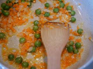 7、奶酪焗土豆泥,加入青豆一起翻炒,关火出锅。