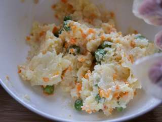 8、奶酪焗土豆泥,所有材料倒入一个大碗,加入奶酪,加盐搅拌均匀(我是戴着一次性手套,抓匀的)