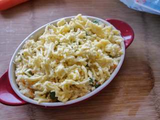 10、奶酪焗土豆泥,撒上芝士,铺满表面(我使用的马苏里拉芝士,就是做披萨用的那种)