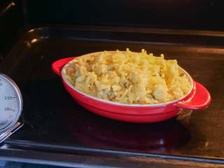 11、奶酪焗土豆泥,160度,烤箱中层,烤15分钟左右,只要表面芝士上色即可,因为里面的食材都是熟的。