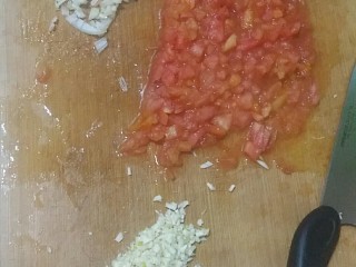 1、自制披萨酱,西红柿切碎，圆葱切碎，大蒜切碎