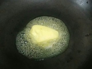 2、自制披萨酱,黄油放入锅中融化