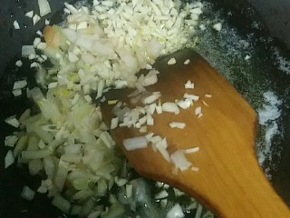 3、自制披萨酱,加入蒜末个圆葱末 炒香