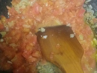 4、自制披萨酱,放入西红柿碎 