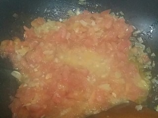 5、自制披萨酱,炒出水