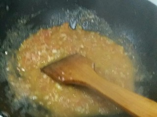 7、自制披萨酱,转小火盖上锅盖炖10分钟（时常打开锅盖看看有没有干锅）