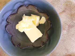 1、樱花奶油芝士蛋糕,黄油隔热水融化。