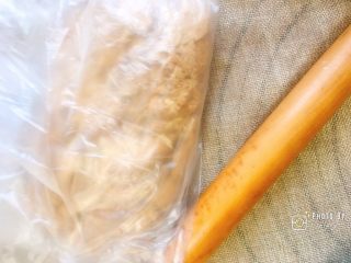 2、樱花奶油芝士蛋糕,消化饼干装入保鲜袋（二层以上），用擀面杖擀碎，越碎越好。